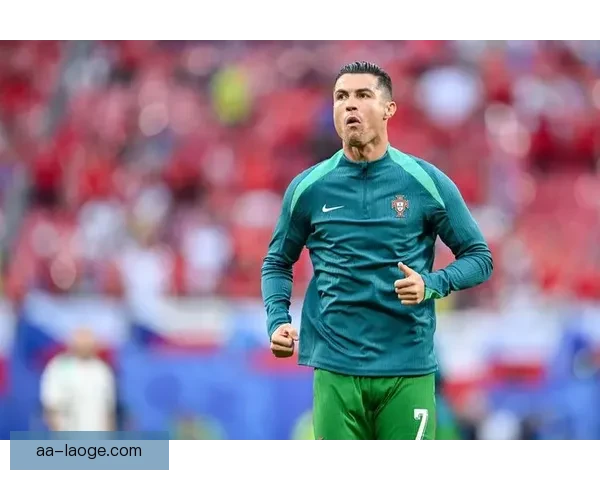 C罗欧锦赛失点后痛哭落泪瞬间成经典，赛场情感爆发引发广泛关注